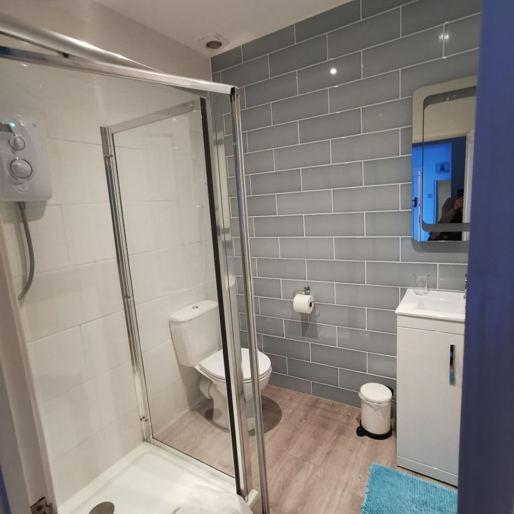 Modern En-Suite Bathroom