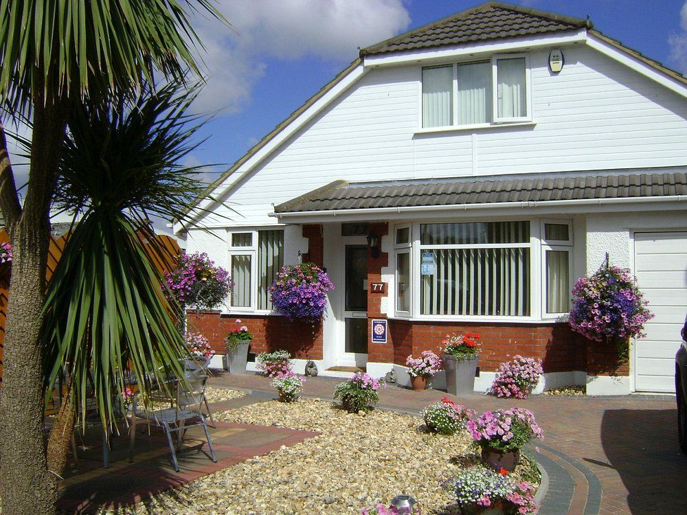 Coast 77 B&B - Beautiful Exterior with Garden